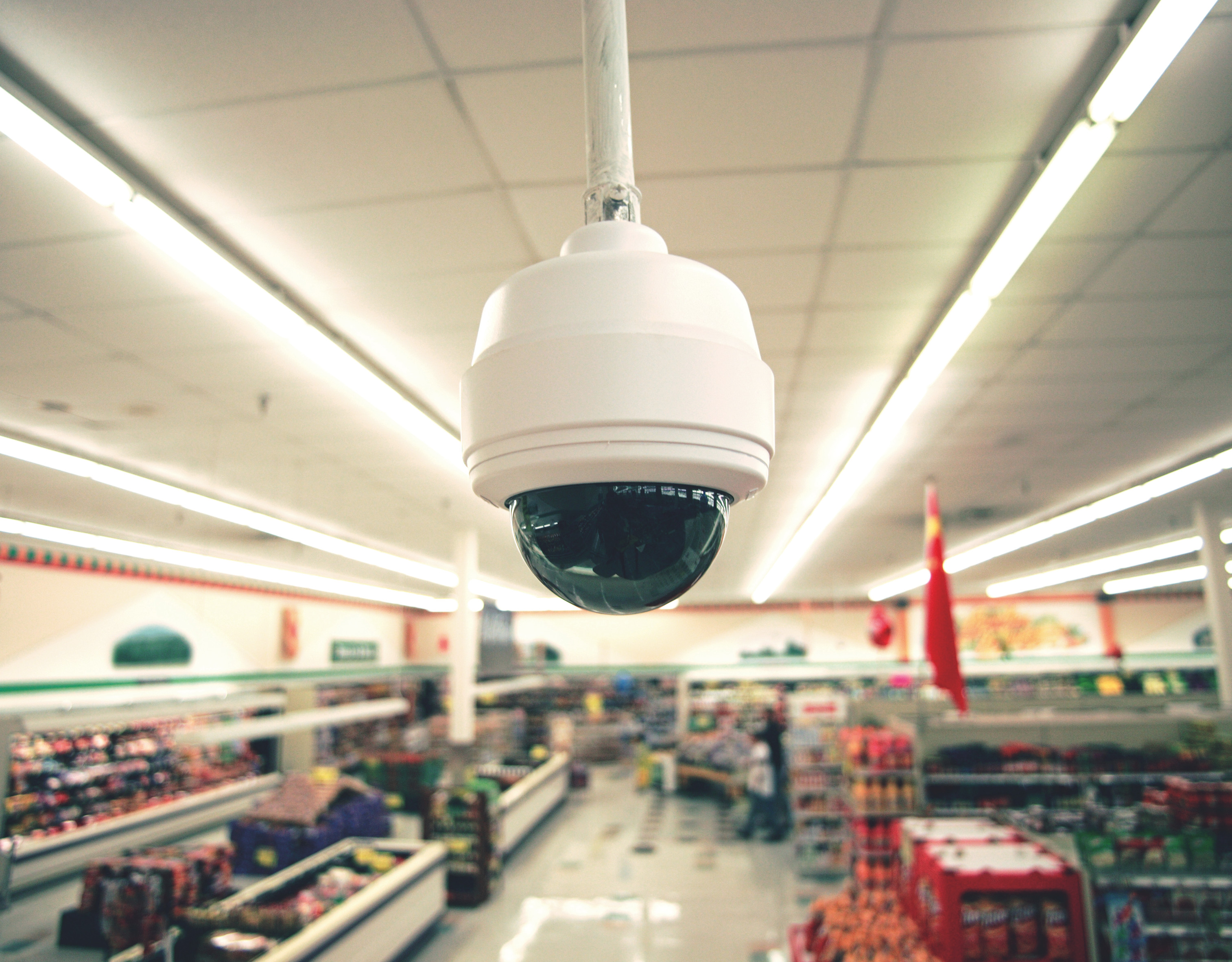 Мой выбор видеонаблюдение. Видеонаблюдение в магазине. Камера видеонаблюдения. Камера наблюдения в магазине. Видеонаблюдение в супермаркете.